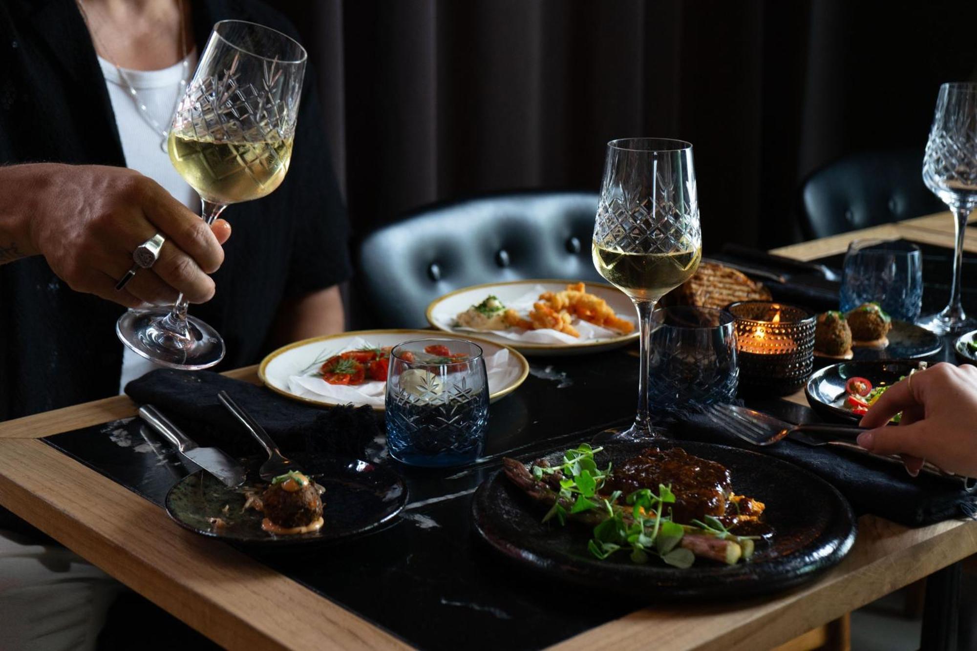 Manon Les Suites Guldsmeden Koppenhága Kültér fotó A selection of tapas