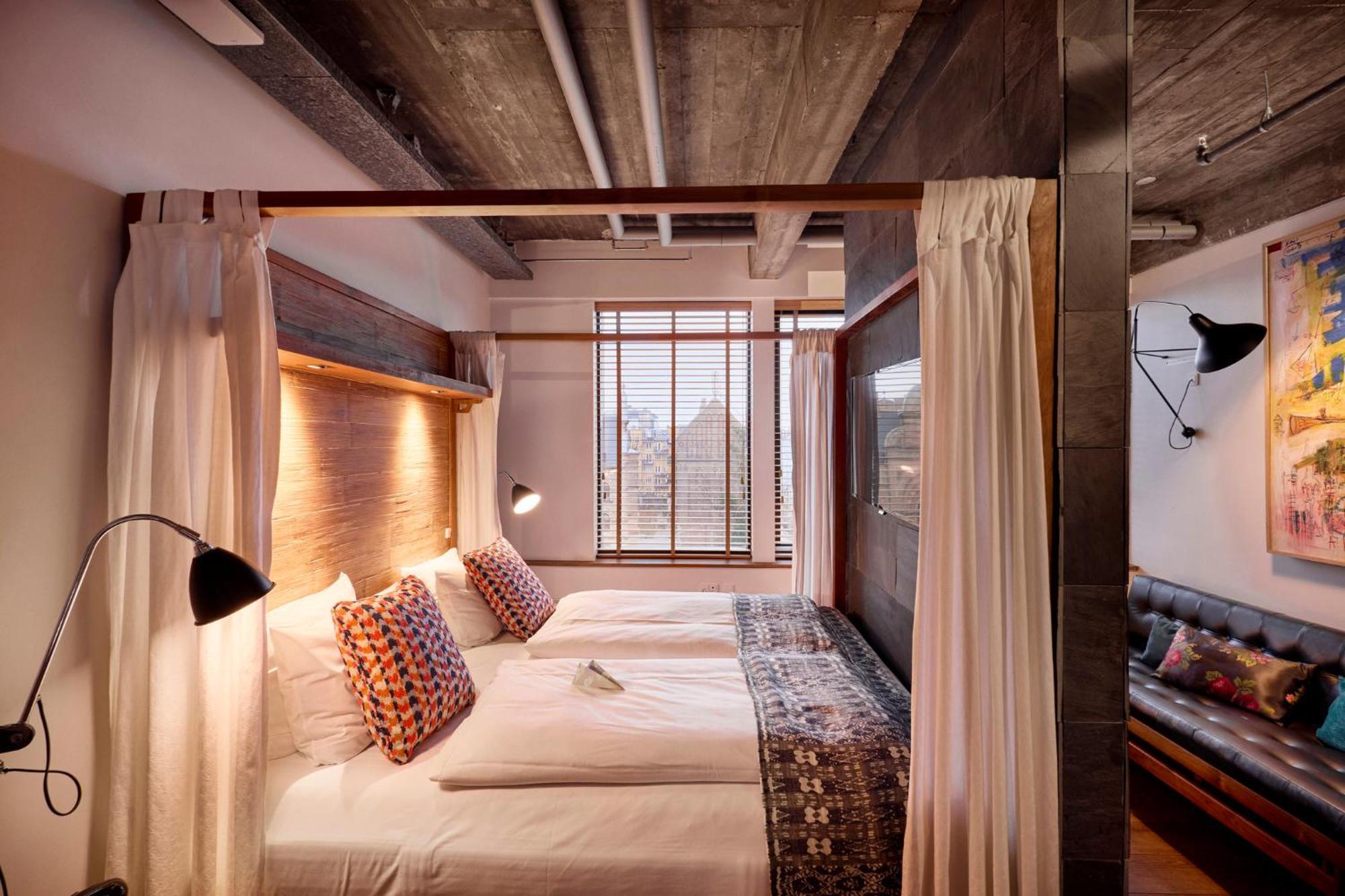 Manon Les Suites Guldsmeden Koppenhága Kültér fotó A room at the Standard East Village