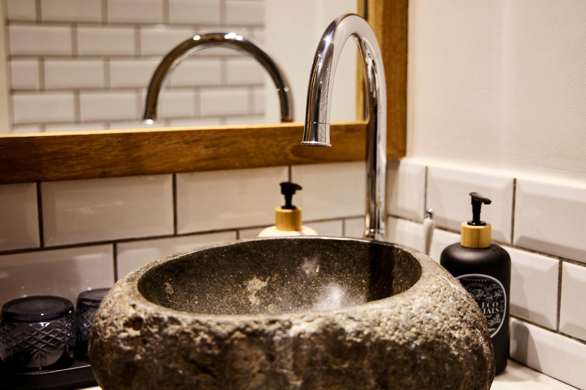 Manon Les Suites Guldsmeden Koppenhága Kültér fotó A stone basin